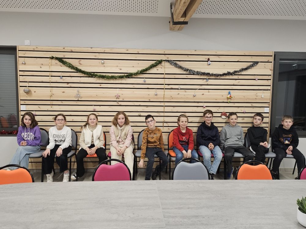 Les enfants du CME décorent la mairie pour les fêtes